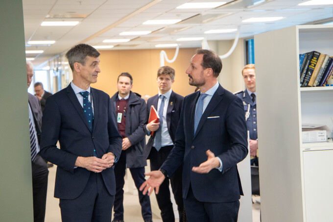 Kronprinsen sammen med administrerende direktør Håvard Gulbrandsen under en omvisning hos KLPs kapitalforvaltning. Foto: Roar Grønstad / KLP